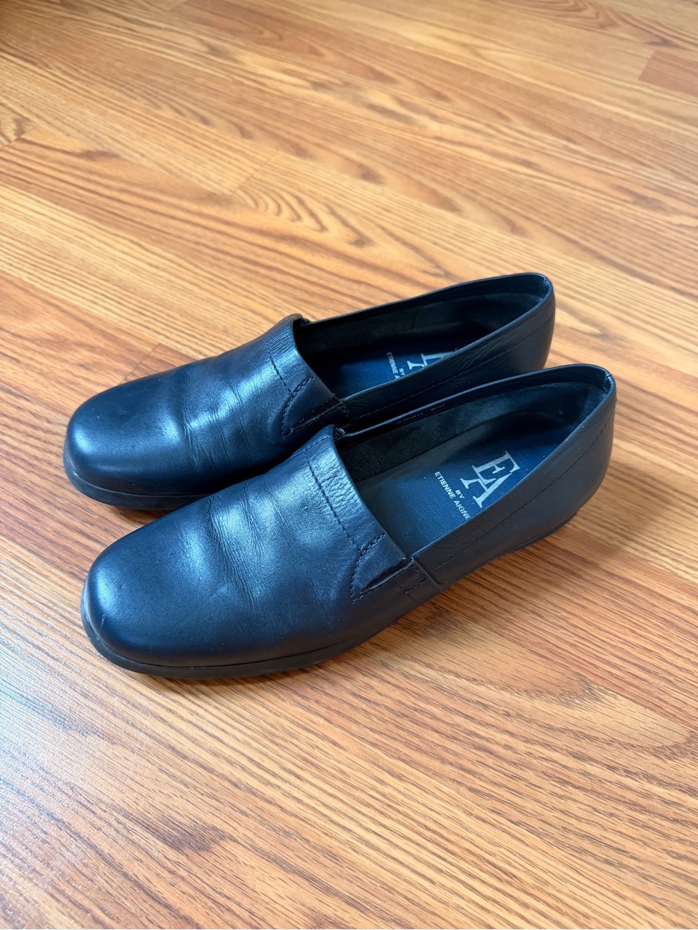 Etienne Aigner navy blue leather loafers featuring a subtle block heel Size 6